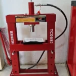 Voici une description de produit ultra-complète et optimisée pour votre site e-commerce, structurée pour dépasser les 600 mots. Elle met en valeur les caractéristiques techniques, les cas d'usage concrets et les bénéfices pour l'utilisateur afin de maximiser le référencement (SEO) et les conversions. Presse Hydraulique d'Atelier 10 Tonnes avec Manomètre – Modèle TC0681 L'outil de force indispensable pour votre atelier mécanique et industriel Optimisez vos capacités d'assemblage et de réparation avec la presse hydraulique d'atelier 10 tonnes (Modèle TC0681). Spécialement conçue pour les professionnels de la mécanique automobile, de la maintenance industrielle et les bricoleurs exigeants, cette presse d'établi offre une puissance de poussée colossale dans un format compact et robuste. Que ce soit pour l'extraction de pièces grippées, le formage de métaux ou l'ajustement d'éléments mécaniques de précision, cet outil robuste vous garantit un travail net, sécurisé et sans effort. Une puissance de 10 tonnes sous contrôle millimétrique Au cœur de cette presse se trouve un système hydraulique haute performance capable de développer une pression continue allant jusqu'à 10 tonnes. Cette force brute est entièrement maîtrisée grâce à l'intégration d'un manomètre de précision positionné sur le dessus de l'appareil. Ce cadran de lecture clair vous permet de surveiller en temps réel la charge exacte exercée sur vos pièces. C'est un atout majeur pour éviter les surcharges accidentelles, préserver l'intégrité de vos composants les plus fragiles (comme les bagues en aluminium ou les petits paliers) et respecter scrupuleusement les tolérances constructeurs lors des emmanchements. Le vérin est actionné par une pompe manuelle déportée via un flexible haute pression, ce qui vous permet de pomper confortablement tout en gardant un œil sur votre zone de travail. Polyvalence et adaptabilité : Table de travail réglable La presse TC0681 est conçue pour s'adapter à une multitude de gabarits de pièces. Son châssis en H dispose d'une table de travail réglable en hauteur sur plusieurs niveaux. Le déplacement du plateau se fait rapidement et en toute sécurité à l'aide de goupilles d'arrêt en acier massif de fort diamètre. Que vous deviez travailler sur un long arbre de transmission ou sur une petite rotule de suspension, vous pouvez ajuster l'espace vertical disponible pour positionner idéalement votre pièce sous le piston. La presse est livrée avec des plaques de support (blocs en V) qui stabilisent parfaitement les éléments cylindriques ou irréguliers pendant la phase de poussée. Applications courantes en mécanique et maintenance Grâce à sa force de 10 tonnes, cette presse d'atelier couvre un spectre très large d'interventions, notamment dans le secteur de l'automobile et de la réparation générale : Extraction et pose de roulements : Idéale pour remplacer les roulements de moyeux de roues, d'alternateurs ou de boîtes de vitesses. Remplacement de silentblocs et bagues : Permet d'insérer ou d'extraire proprement les bagues en caoutchouc et les silentblocs des bras de suspension. Extraction de rotules : Parfaite pour démonter les rotules de direction ou de suspension récalcitrantes sans endommager les filetages. Redressage et pliage : Permet de redresser des barres métalliques, des axes tordus ou de plier des pièces de tôlerie épaisses. Emmanchement à force : Idéale pour l'assemblage précis de pignons, de poulies ou d'axes sur leurs arbres respectifs. Conception robuste et stabilité maximale Construite pour durer, cette presse hydraulique bénéficie d'une structure monobloc soudée en acier de forte épaisseur. Sa peinture laquée rouge offre une excellente protection contre la corrosion, les huiles et les solvants couramment utilisés en atelier. La base est équipée de larges pieds stabilisateurs profilés en équerre, perforés à leurs extrémités. Ces perçages vous permettent de fixer solidement la presse sur votre établi ou directement au sol, éliminant tout risque de basculement ou de torsion lors des opérations nécessitant la force maximale de l'appareil. Caractéristiques techniques détaillées : Capacité maximale : 10 Tonnes (10 000 kg) Référence modèle : TC0681 Affichage de la pression : Manomètre à aiguille intégré (mesure en tonnes / psi / bar) Type de commande : Pompe hydraulique manuelle avec levier amovible Châssis : Structure en acier robuste en forme de H Ajustement de la table : Multi-positions par goupilles traversantes Accessoires inclus : Plaques de support d'atelier / Blocs d'appui Conseils d'utilisation et consignes de sécurité Pour travailler de manière optimale et prolonger la durée de vie de votre équipement : Centrage de la charge : Veillez à toujours aligner parfaitement le centre de la pièce à presser avec l'axe du vérin hydraulique pour éviter les forces latérales qui pourraient endommager les joints du piston. Fixation au support : Boulonnez impérativement les pieds de la presse sur une surface plane et stable avant la première utilisation. Entretien hydraulique : Vérifiez régulièrement le niveau d'huile du vérin et inspectez le flexible pour détecter toute trace d'usure ou de fuite. Ne dépassez jamais la capacité maximale indiquée sur le cadran. Équipement de protection : La forte pression accumulée peut provoquer l'éjection soudaine de débris ou de pièces mal positionnées. Le port de lunettes de sécurité et de chaussures de protection est absolument obligatoire à chaque utilisation.